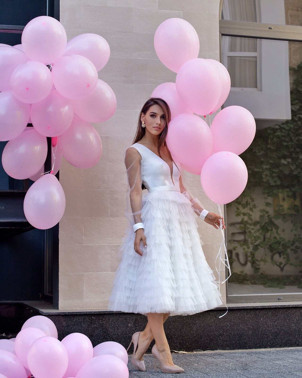 Kleid für die standesamtliche Trauung mit Ausschnitt, Ärmeln und Volants