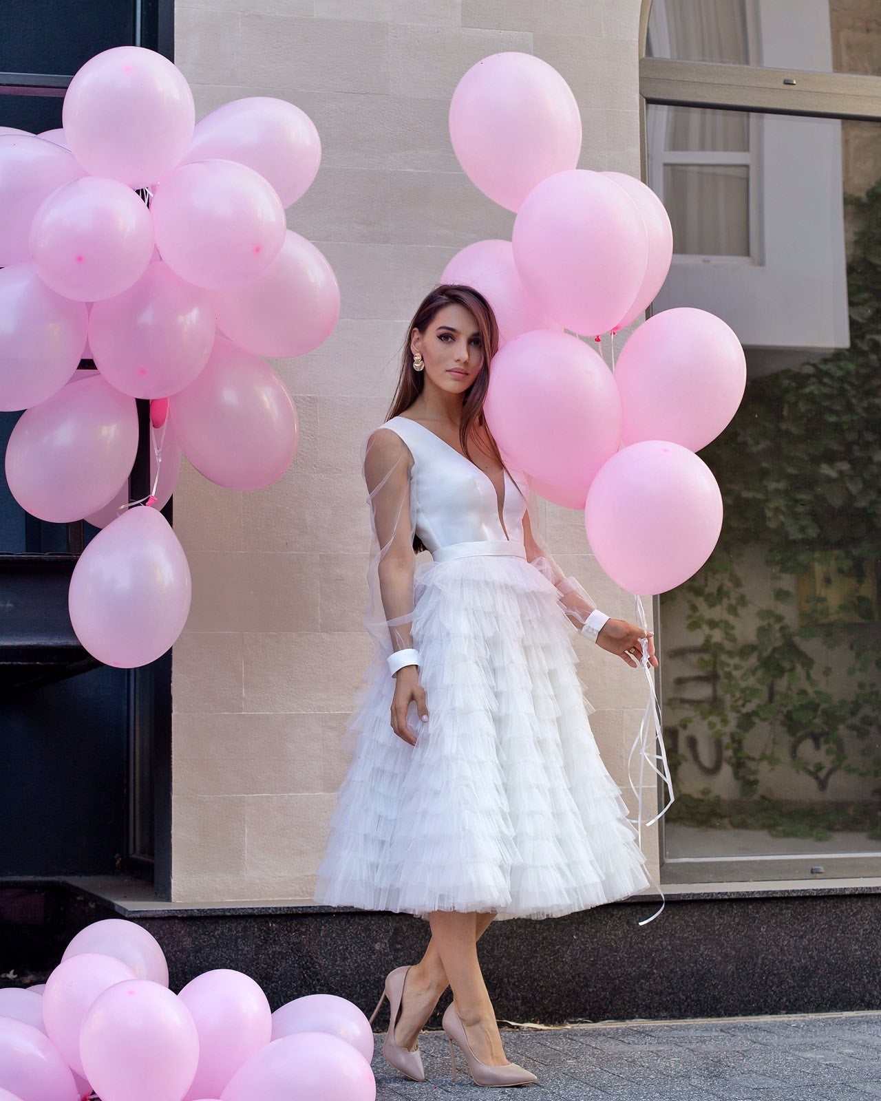Kleid für die standesamtliche Trauung mit Ausschnitt, Ärmeln und Volants