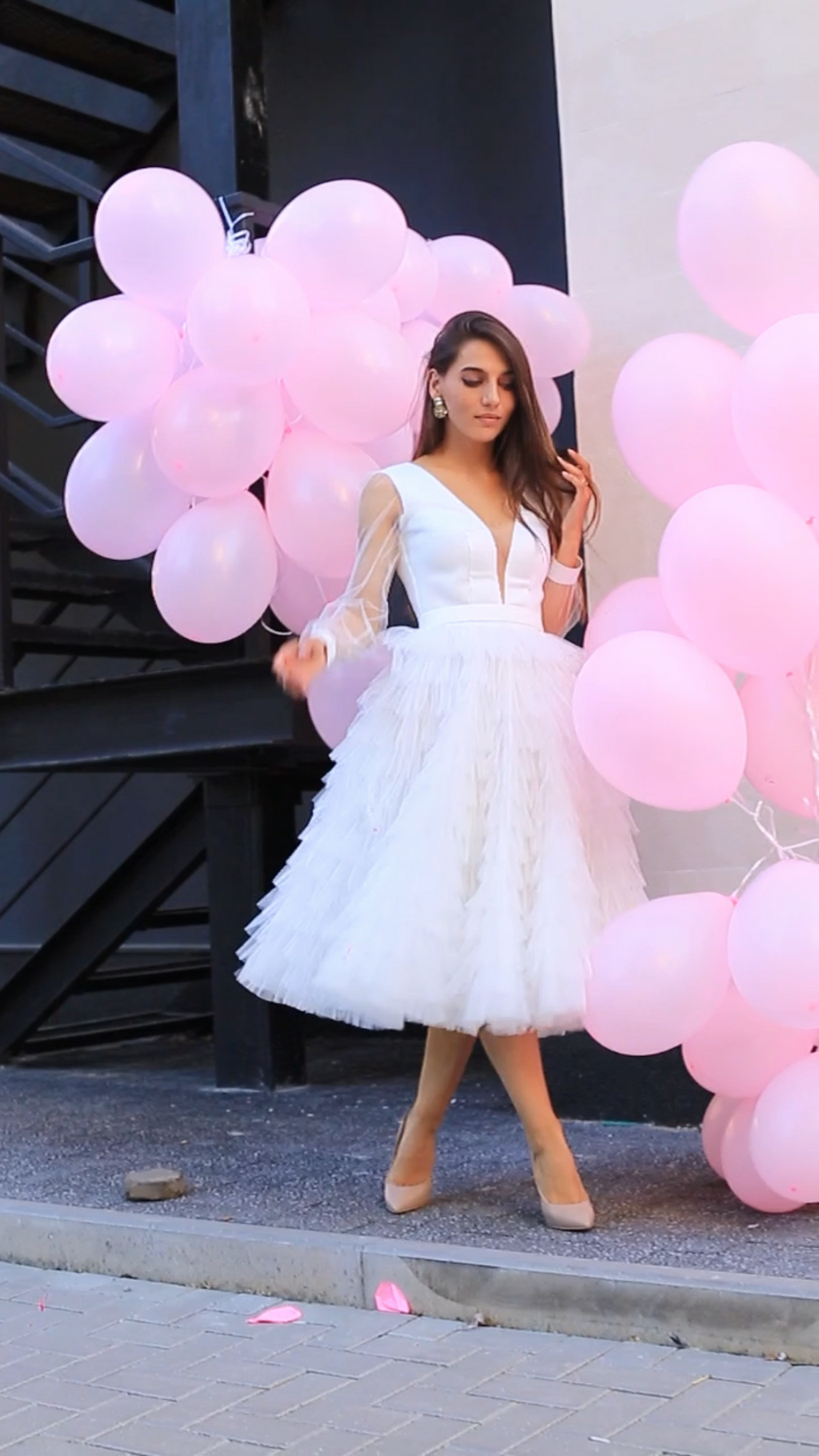 Kleid für die standesamtliche Trauung mit Ausschnitt, Ärmeln und Volants