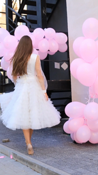 Kleid für die standesamtliche Trauung mit Ausschnitt, Ärmeln und Volants