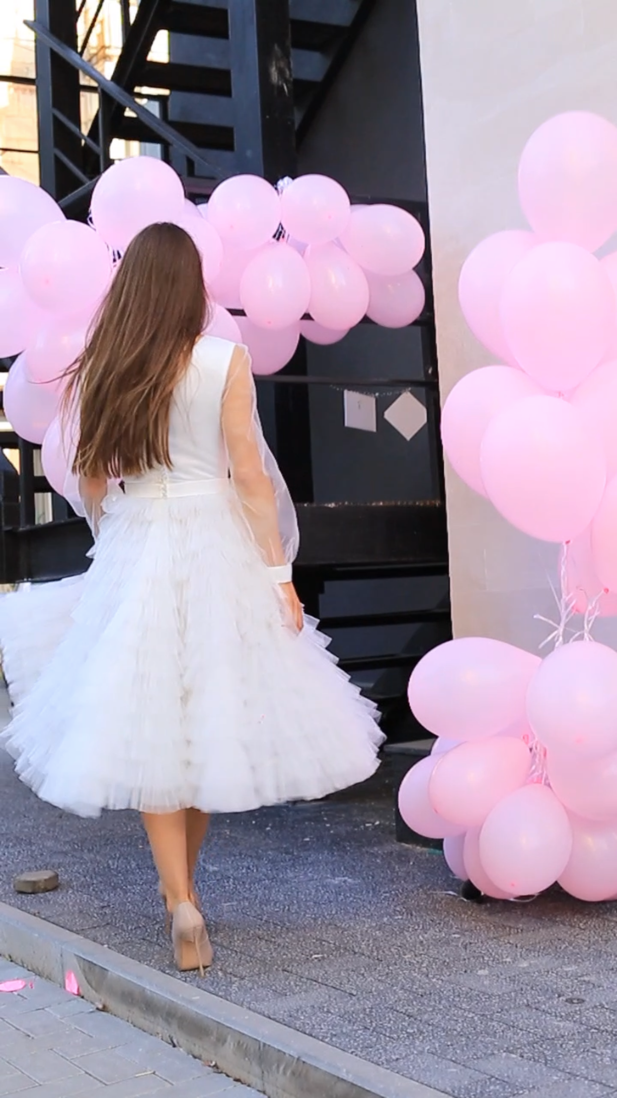 Kleid für die standesamtliche Trauung mit Ausschnitt, Ärmeln und Volants