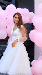 Kleid für die standesamtliche Trauung mit Ausschnitt, Ärmeln und Volants