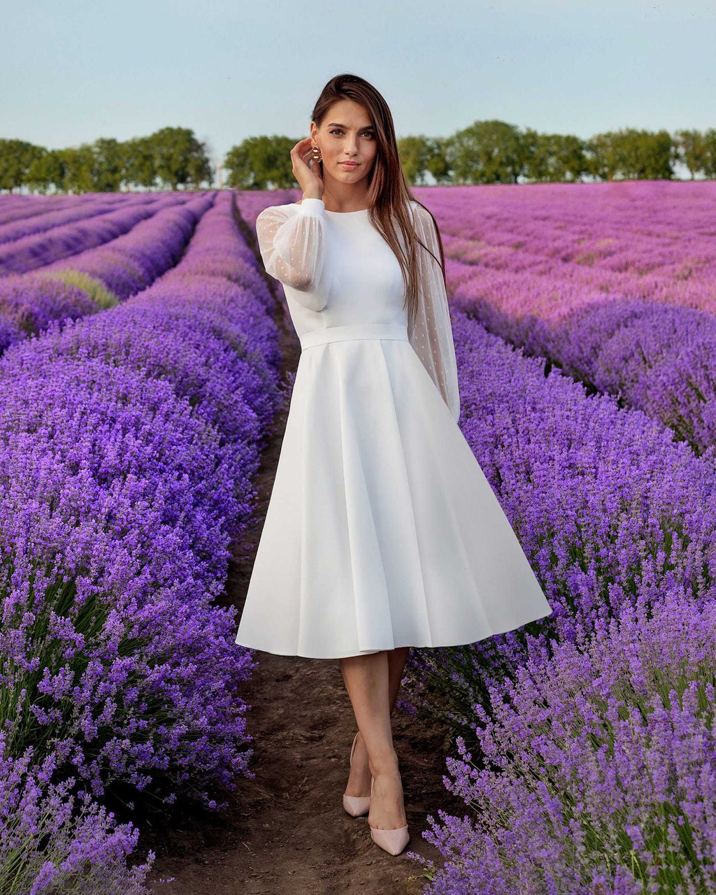 Rochie cununie civila midi din satin alb, A-line, cu mâneci lungi, în câmp de lavandă.