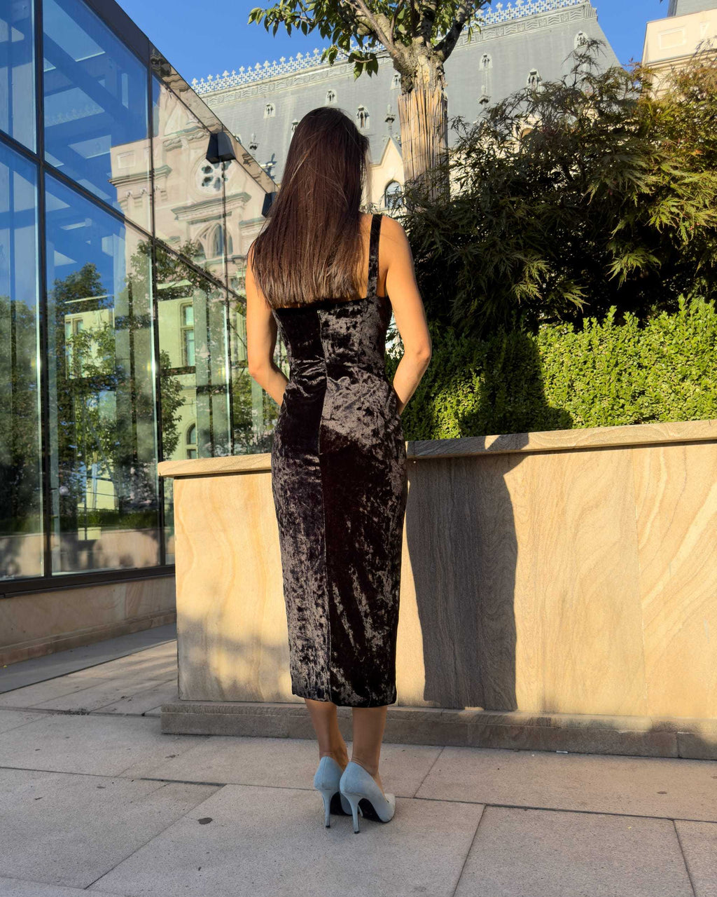 Rochie catifea neagră din catifea cu slit, elegantă, lungime 120 cm, decolteu și cupe, sistem de închidere cu fermoar, captușită.