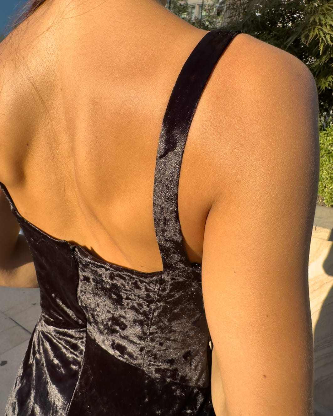 Rochie catifea neagra din catifea cu slit si bretele, detalii spate.