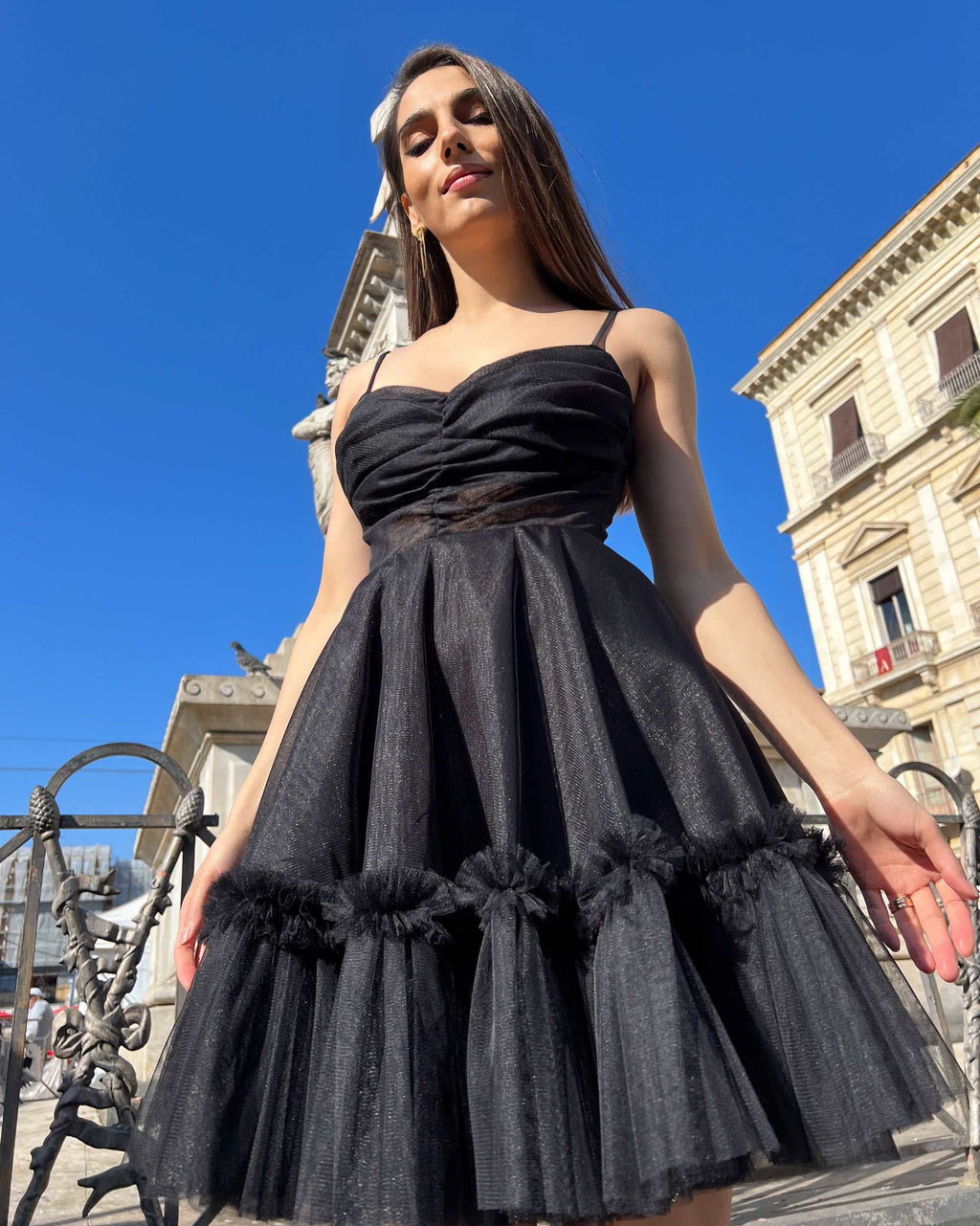 Rochie eleganta neagră scurtă evazată cu bretele și volane, fermoar la spate.