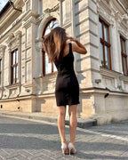 Rochie neagra cambrata mini cu captuseala, eleganta si ajustata pe corp, material elastic, cu fermoar la spate.