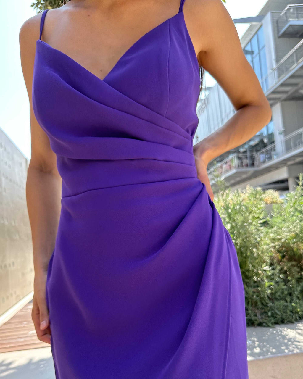 Rochie mov elegantă cu bretele ajustabile și fermoar.