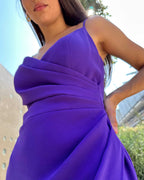 Rochie mov elegantă cu bretele ajustabile și design sofisticat.