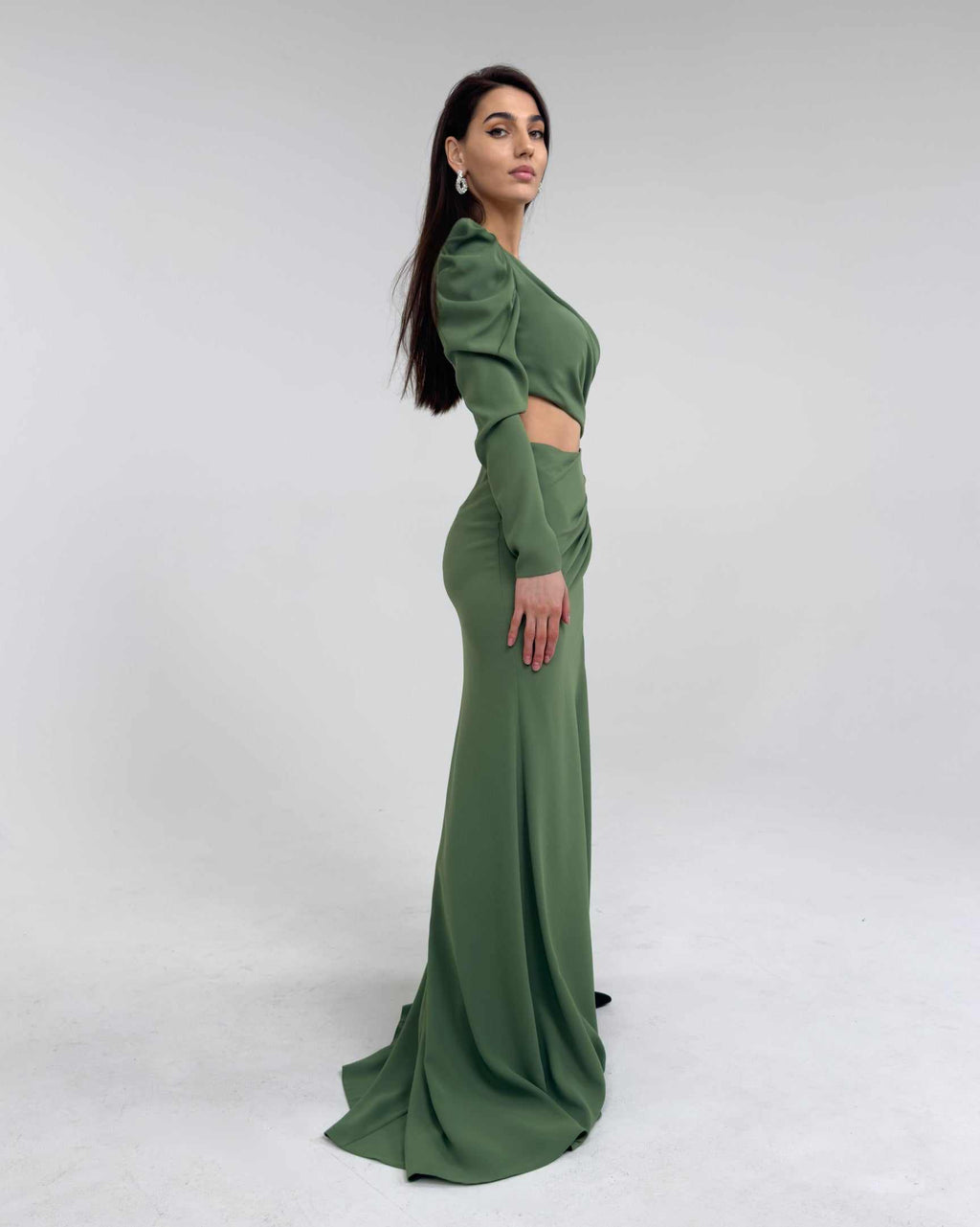 Rochie verde elegantă lungă cu o mânecă, șliț seducător și decolteu pe un umăr.