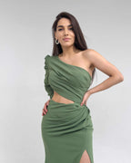 Rochie verde elegantă lungă cu o mânecă și șliț seducător