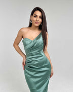 Rochie midi verde asimetrică din satin, elegantă, cu corset și fermoar la spate.