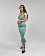 Rochie midi verde asimetrică din satin cu corset elegant.