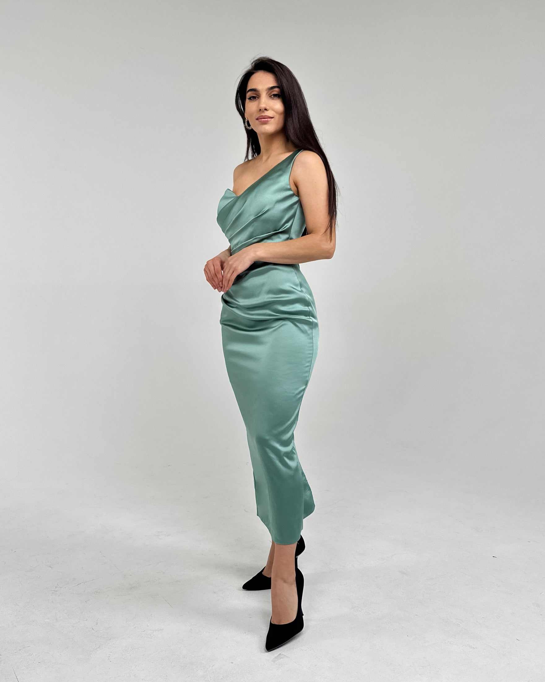 Rochie midi verde asimetrică din satin cu corset elegant.