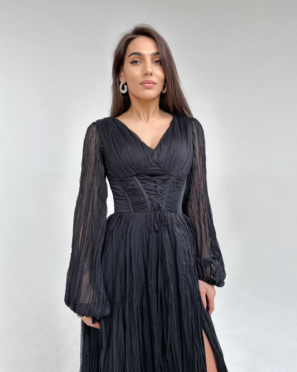 Rochie lunga neagră cu mâneci, elegantă, cu șliț și decolteu mic.