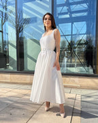 Rochie de mireasa albă midi cu buzunare și centură delicată, design modern și elegant.