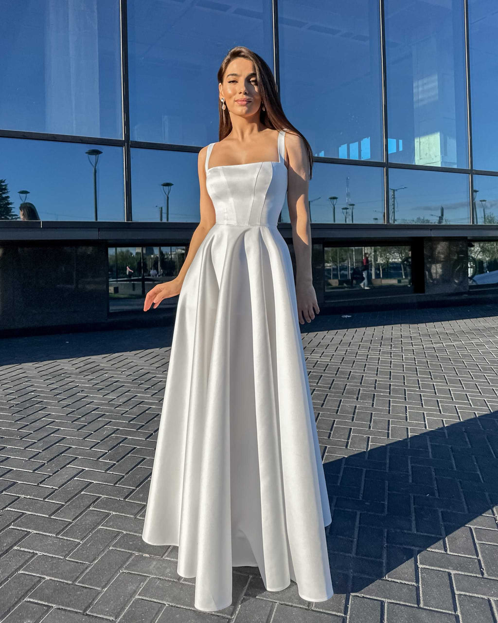 Rochie de mireasa alba lunga cu slit elegant, design rafinat pentru evenimente formale.