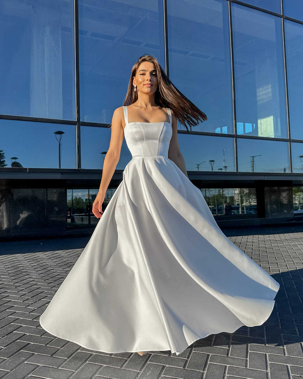 Rochie de mireasa alba lunga cu slit elegantă pentru cununie sau înscriere civilă, design rafinat și modern.