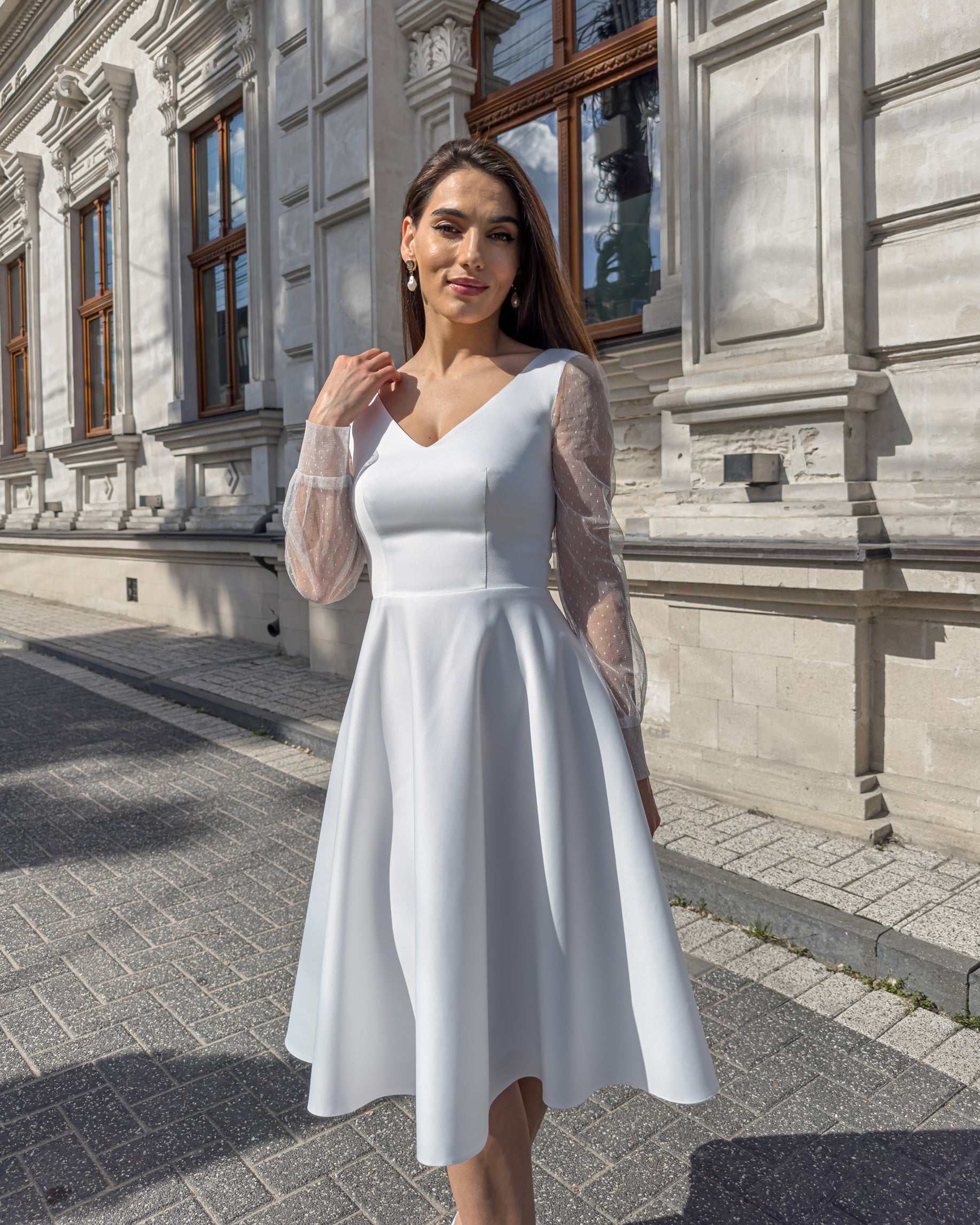 Rochie alba eleganta midi de cununie civilă din satin, cu decolteu în V, mâneci lungi din dantelă, design evazat, ideală pentru evenimente speciale.