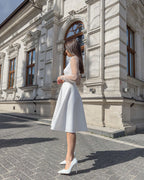 Rochie alba eleganta midi elegantă din satin pentru cununie civilă cu decolteu în V și mâneci lungi din dantelă.
