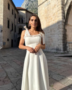 Rochie alba evazată cu corset reglabil și bretele ajustabile, ideală pentru evenimente speciale.