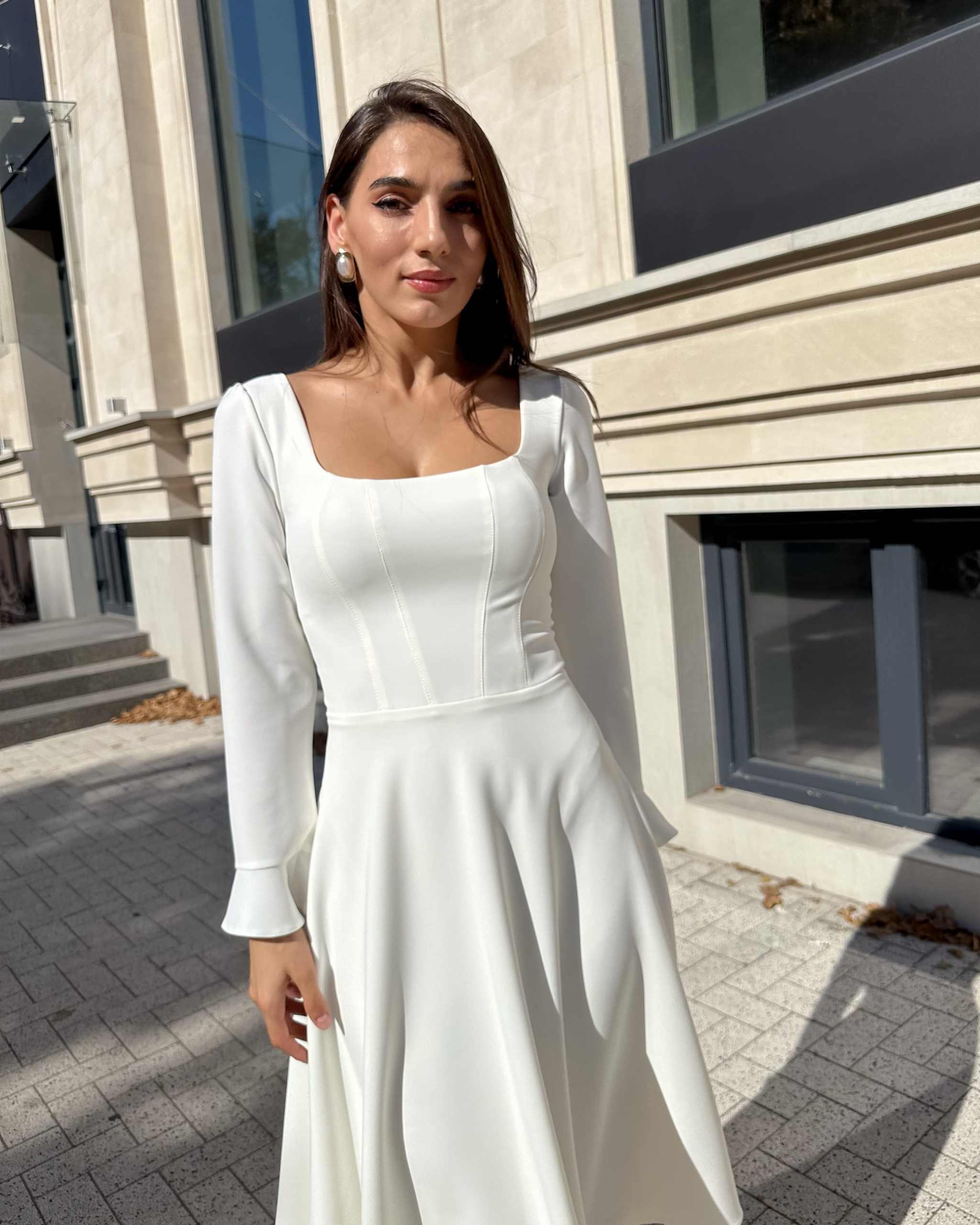 Rochie cununie civila cu mâneci lungi și decolteu elegant, ideală pentru cununie.