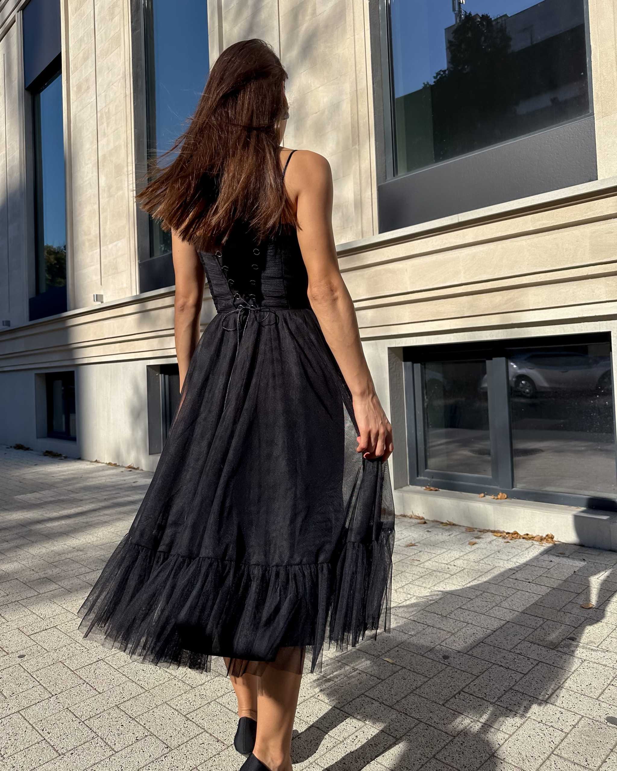 Rochie cu corset neagră midi cu corset drapat și bretele, vedere din spate.