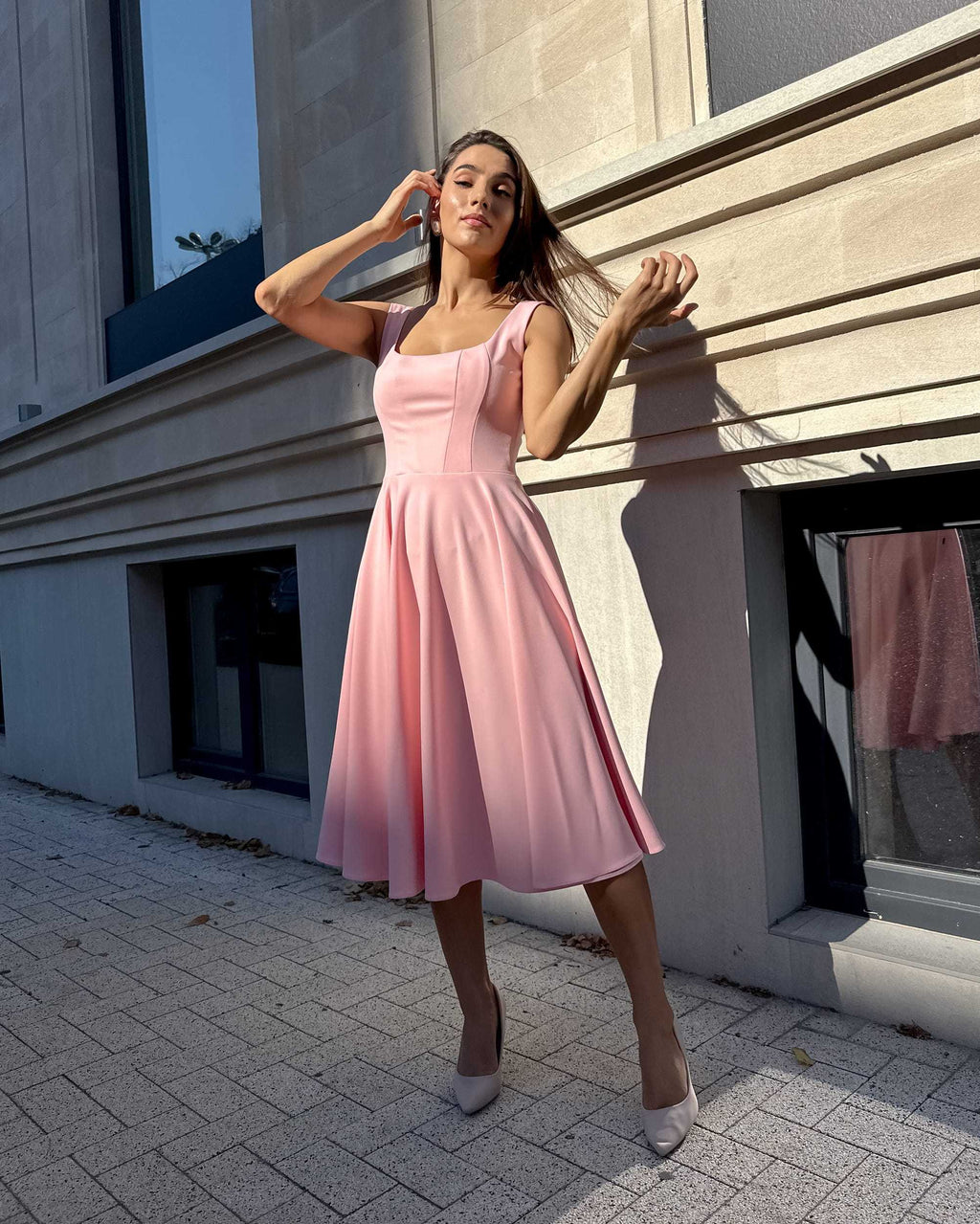 Rochie roz eleganta roz midi cu decolteu și fermoar lateral.