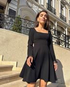 Rochie scurta cu mâneci lungi, șnur reglabil și fermoar discret la spate pentru ocazii speciale.