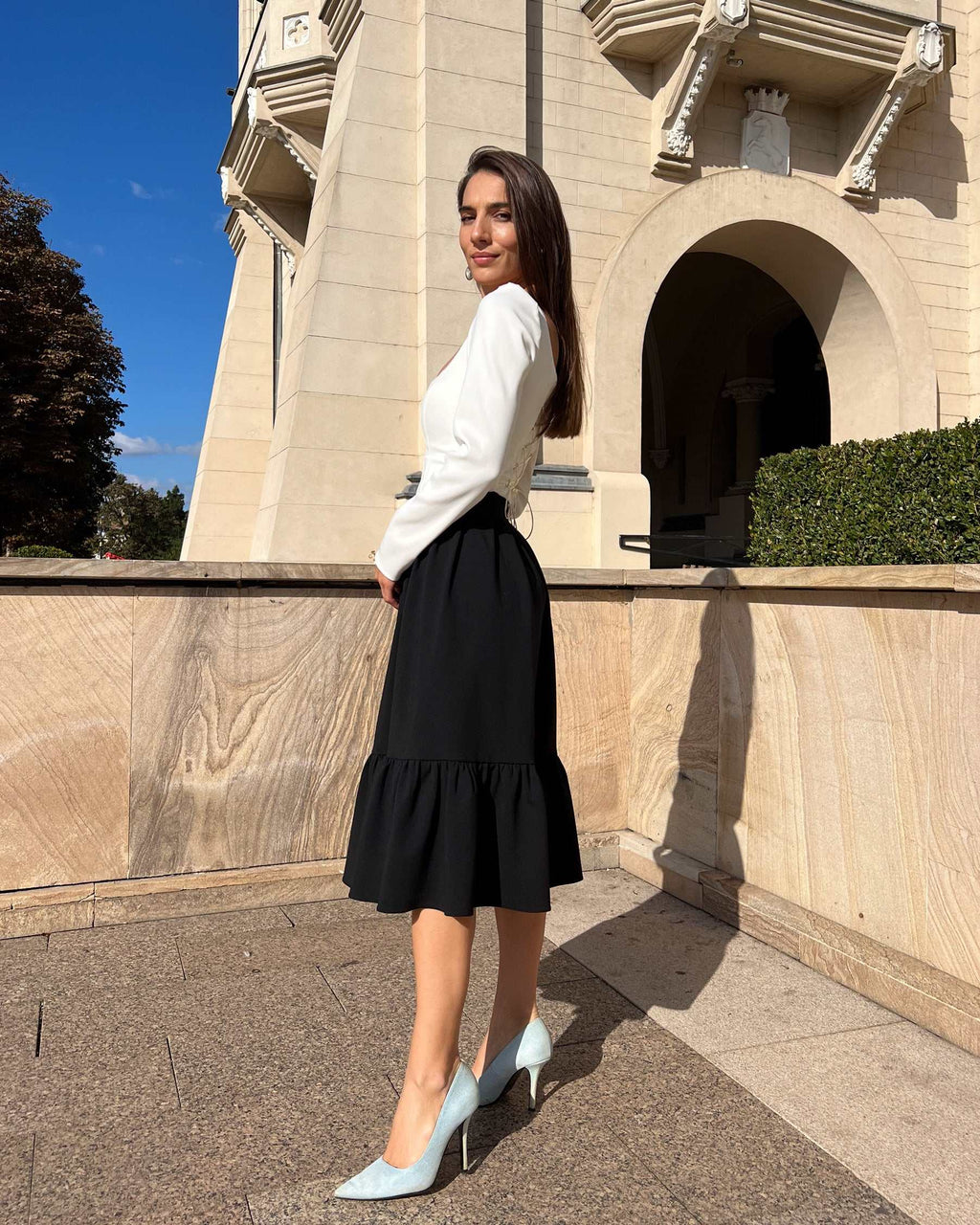 Fusta neagra midi din stofă elastică cu volane elegantă.