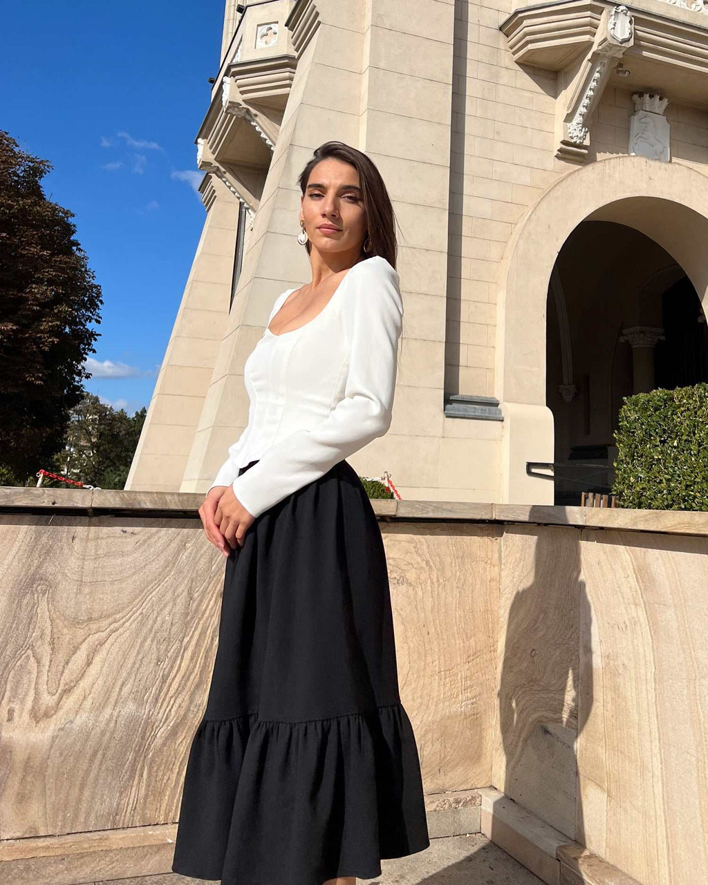 Fusta neagra midi din stofă elastică cu volane, stil elegant și confortabil.