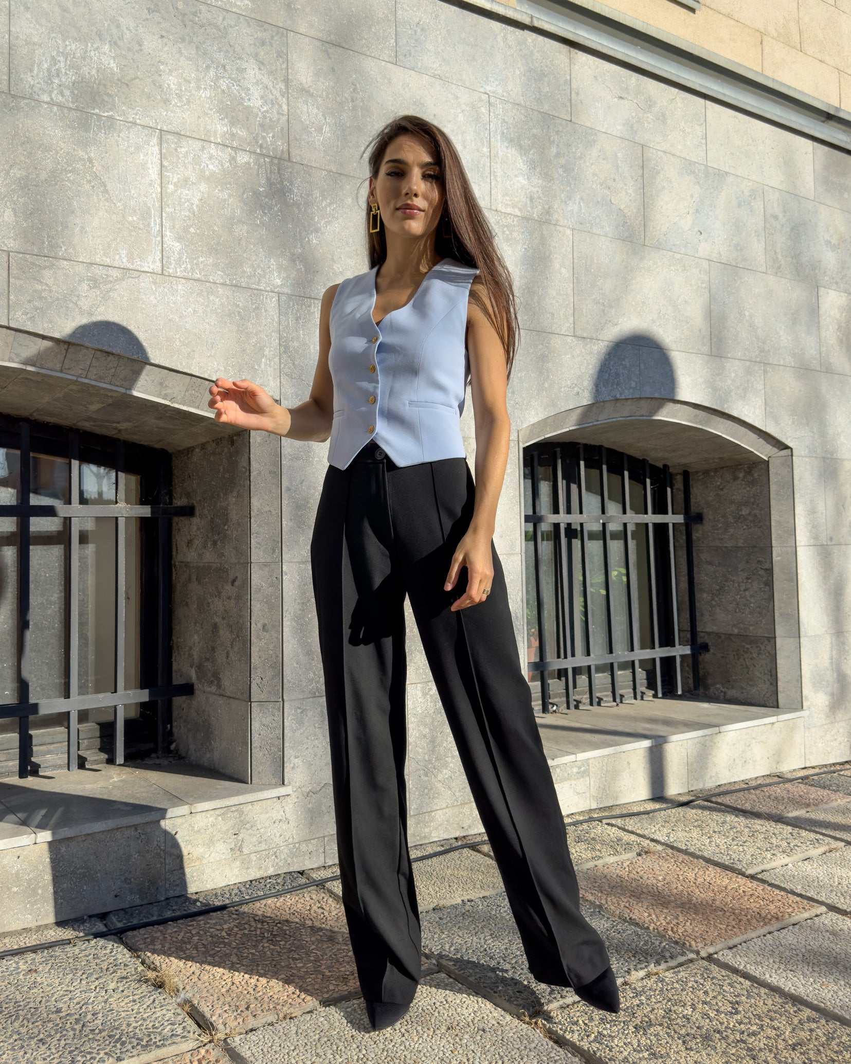 Vesta dama albastra cu croi cambrat, decolteu in V adanc si inchidere cu nasturi.