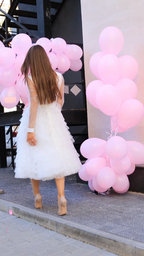 Kleid für die standesamtliche Trauung mit Ausschnitt, Ärmeln und Volants