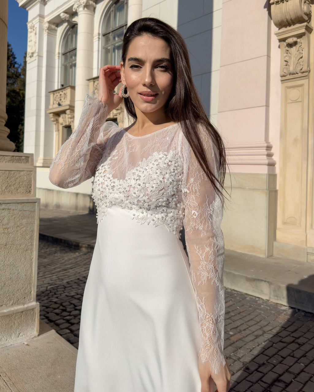 Elegantes Brautkleid mit Spitzenärmeln
