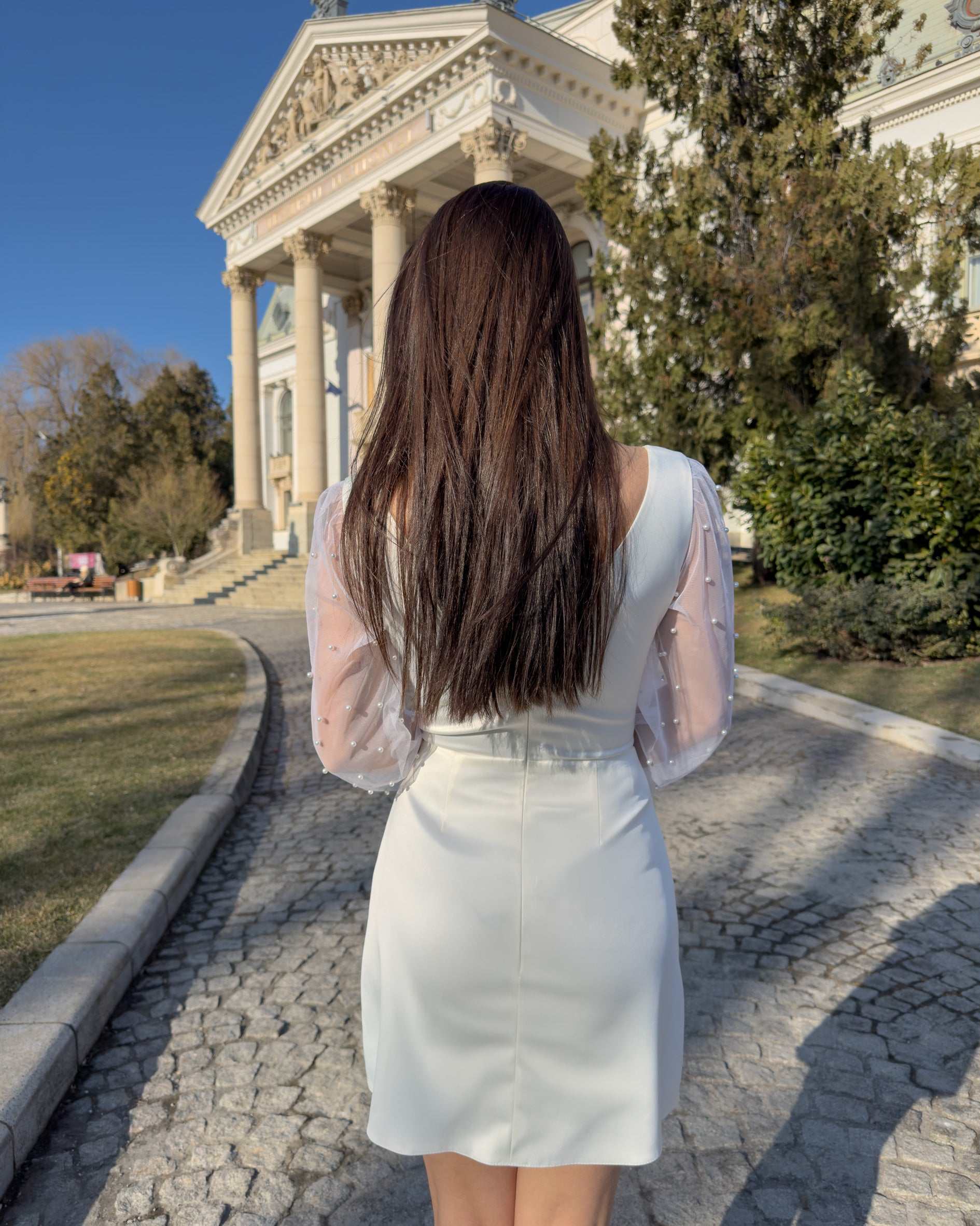 Weißes kurzes Kleid aus elastischem Taft mit V-Ausschnitt