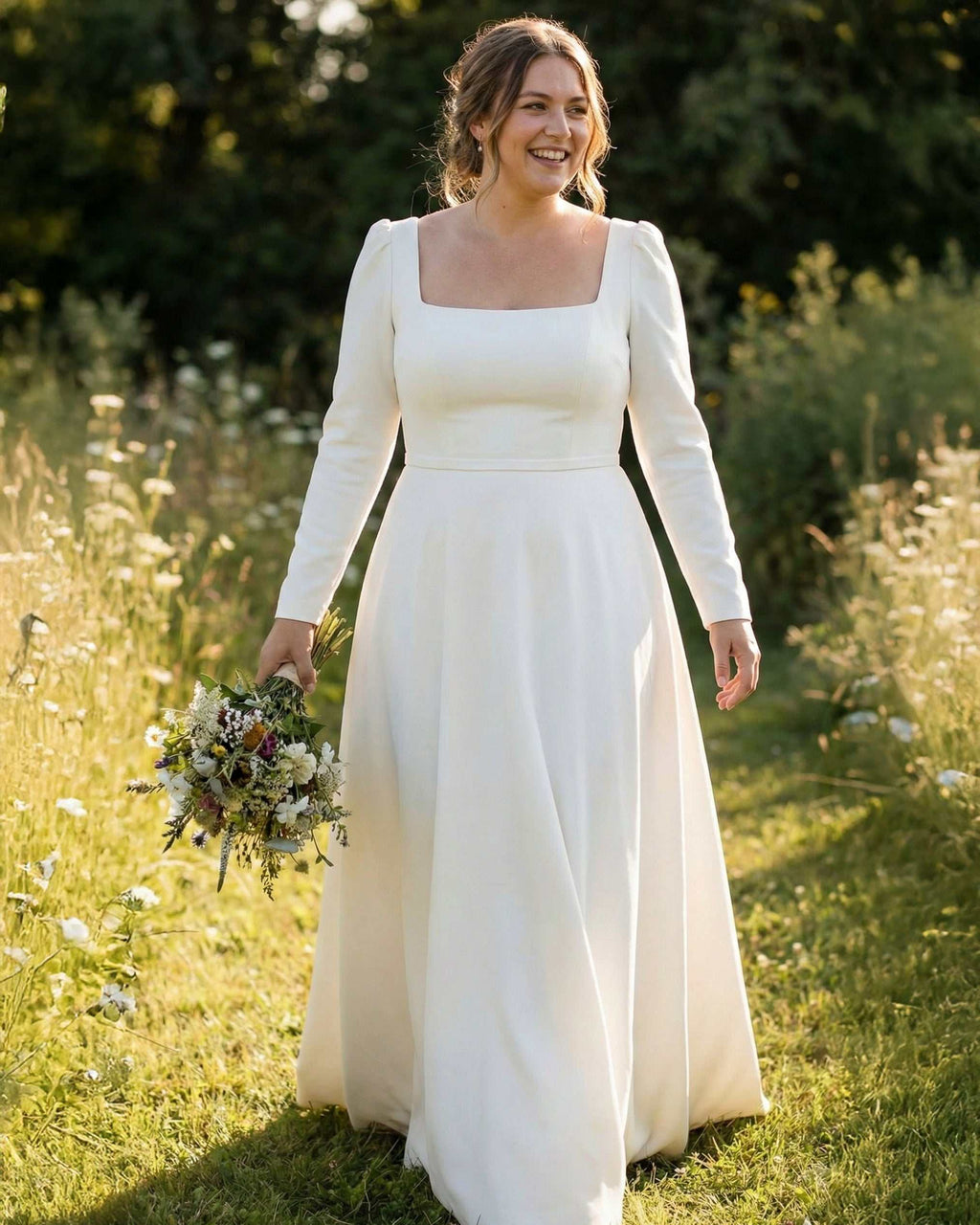 Klassisches Brautkleid mit quadratischem Ausschnitt und langen Ärmeln