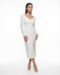 Elegantes weißes Kleid mit langen Ärmeln und Schlitz
