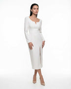 Elegantes weißes Kleid mit langen Ärmeln und Schlitz