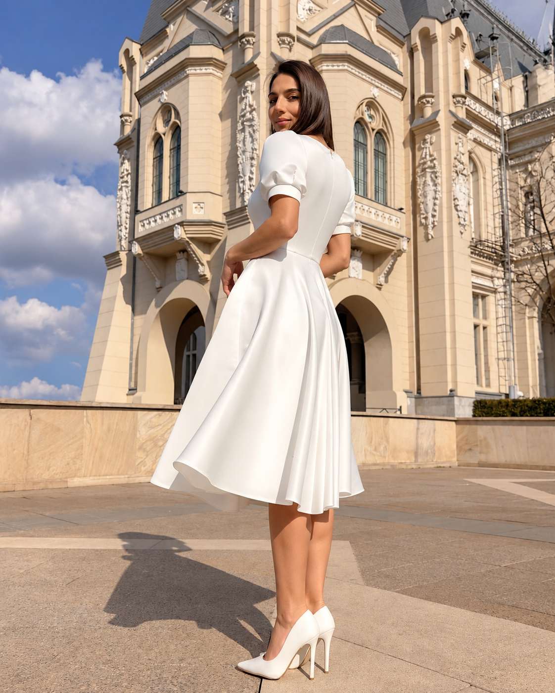 Elegantes weißes Kleid für die standesamtliche Trauung