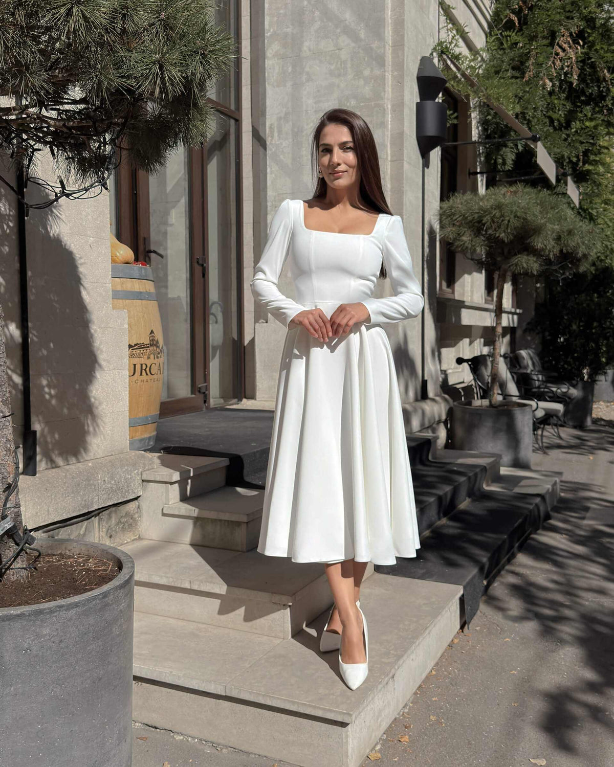 Weißes Midikleid mit langen Ärmeln aus Krepp für standesamtliche und kirchliche Trauung