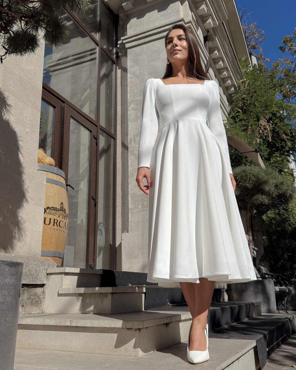 Weißes Midikleid mit langen Ärmeln aus Krepp für standesamtliche und kirchliche Trauung