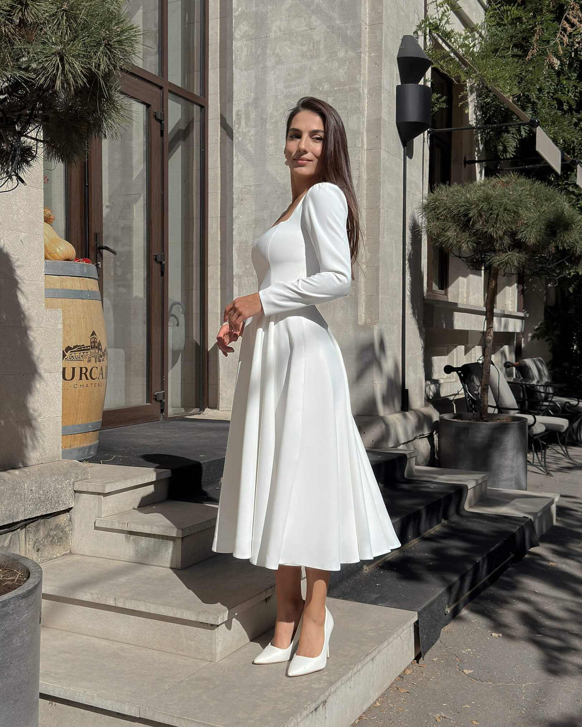 Weißes Midikleid mit langen Ärmeln aus Krepp für standesamtliche und kirchliche Trauung