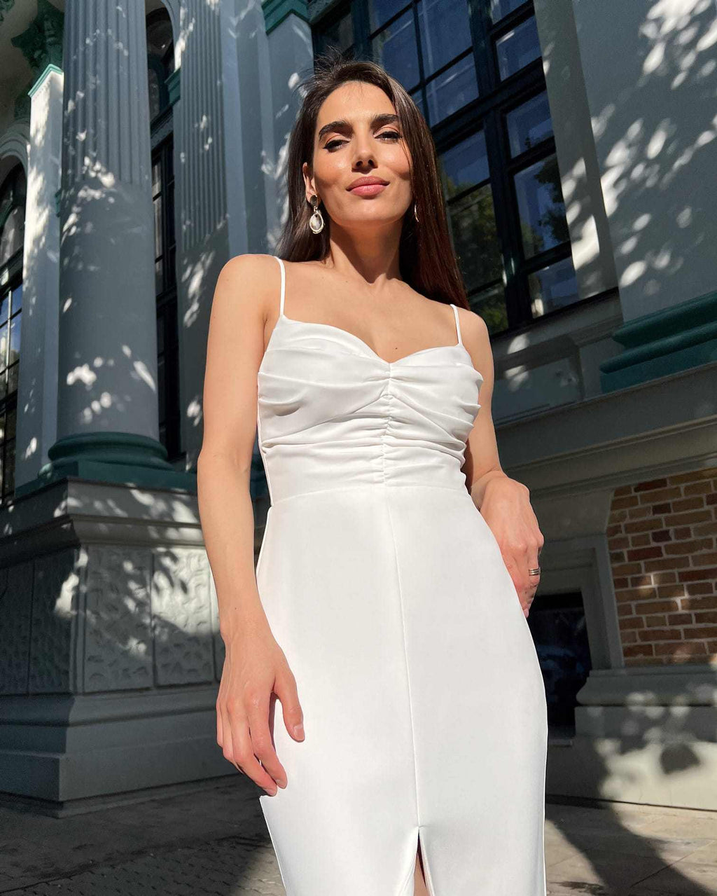 Rochie alba elegantă cu slit și bretele, crep, potrivită pentru evenimente speciale.