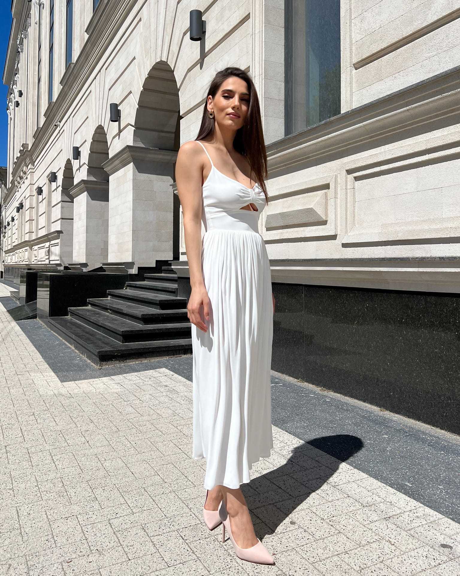 Rochie alba elegantă midi cu slit și bretele, accesorizată cu centură, lungimea 113 cm.