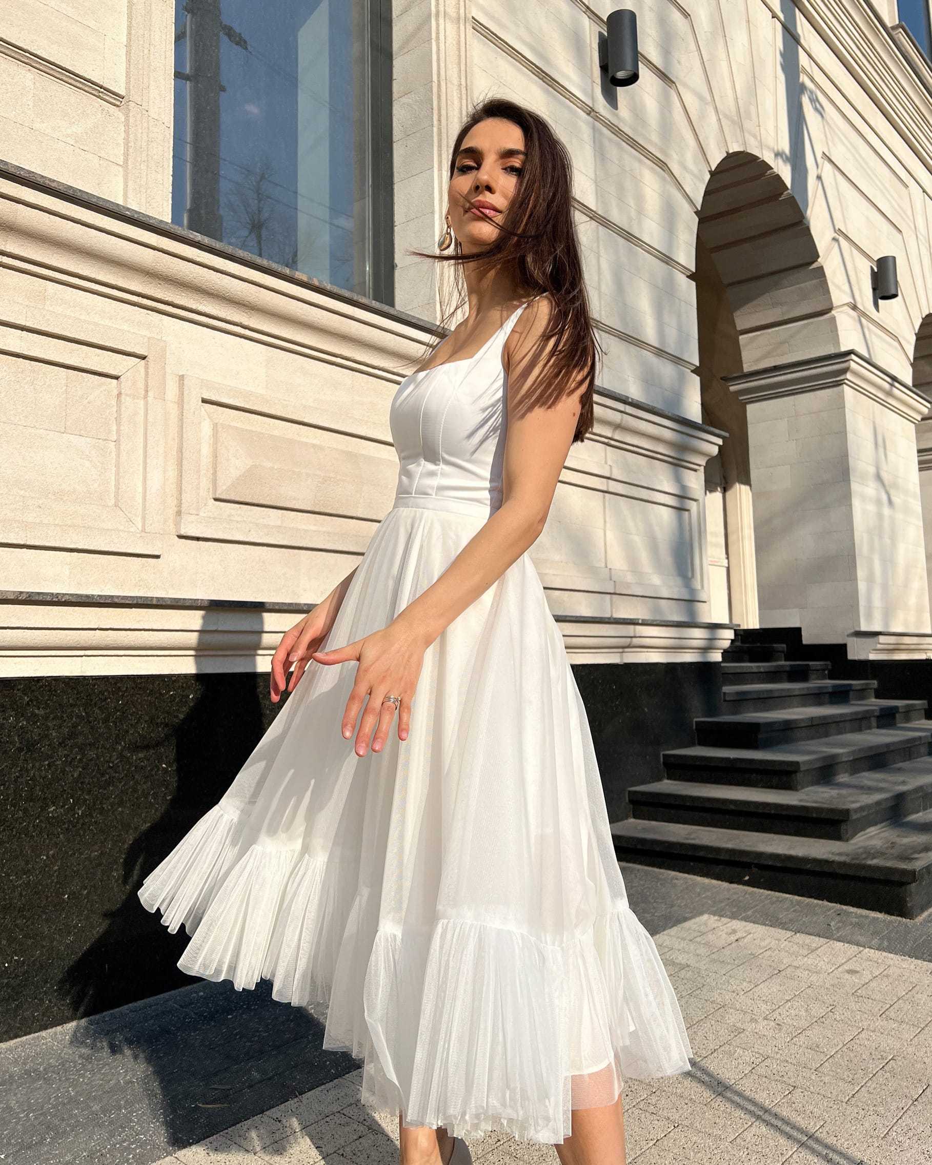 Rochie cununie civila albă elegantă midi cu decolteu, stil A-line din satin regal.