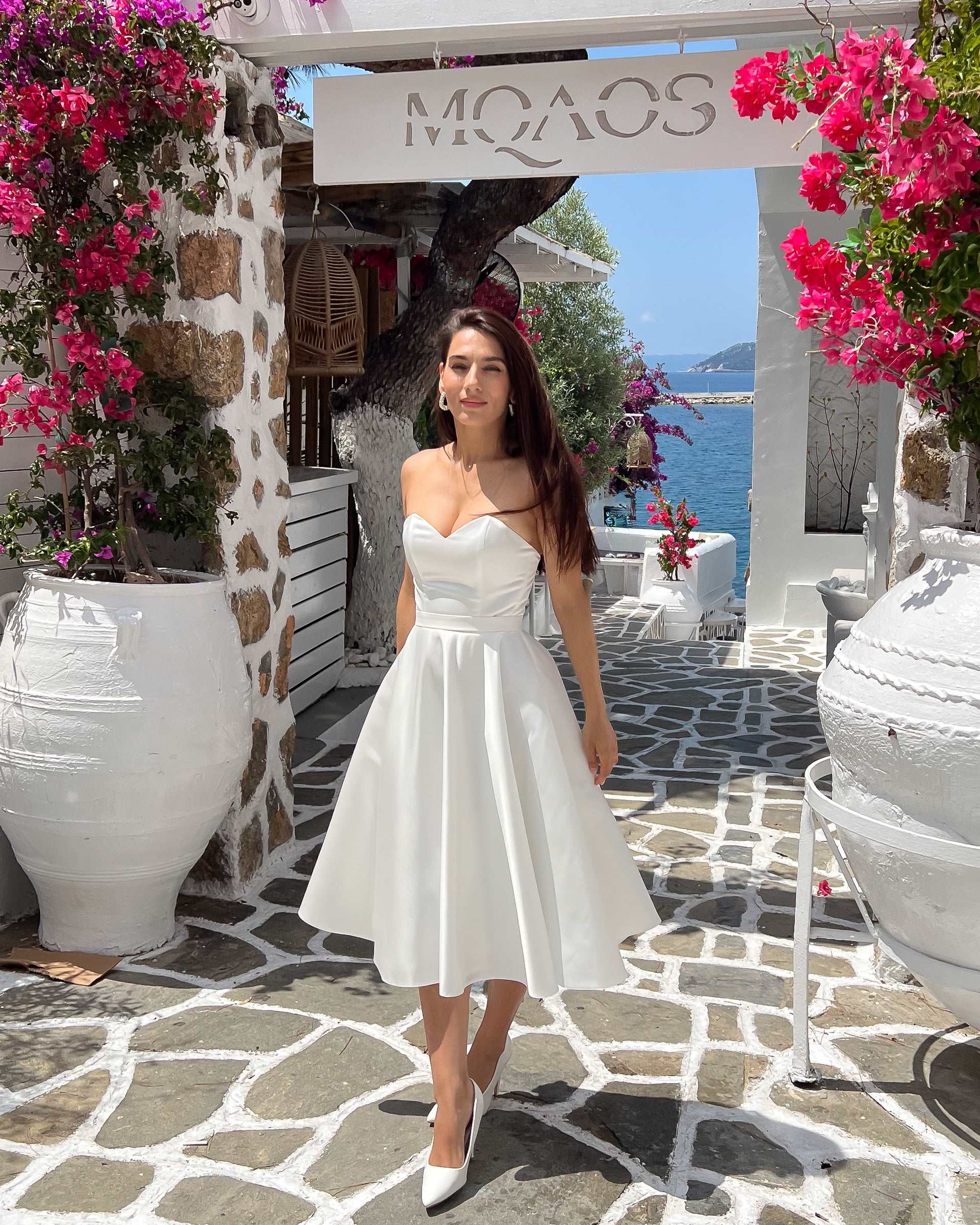 Fabelhaftes kurzes weißes Kleid mit Korsett und Ausschnitt
