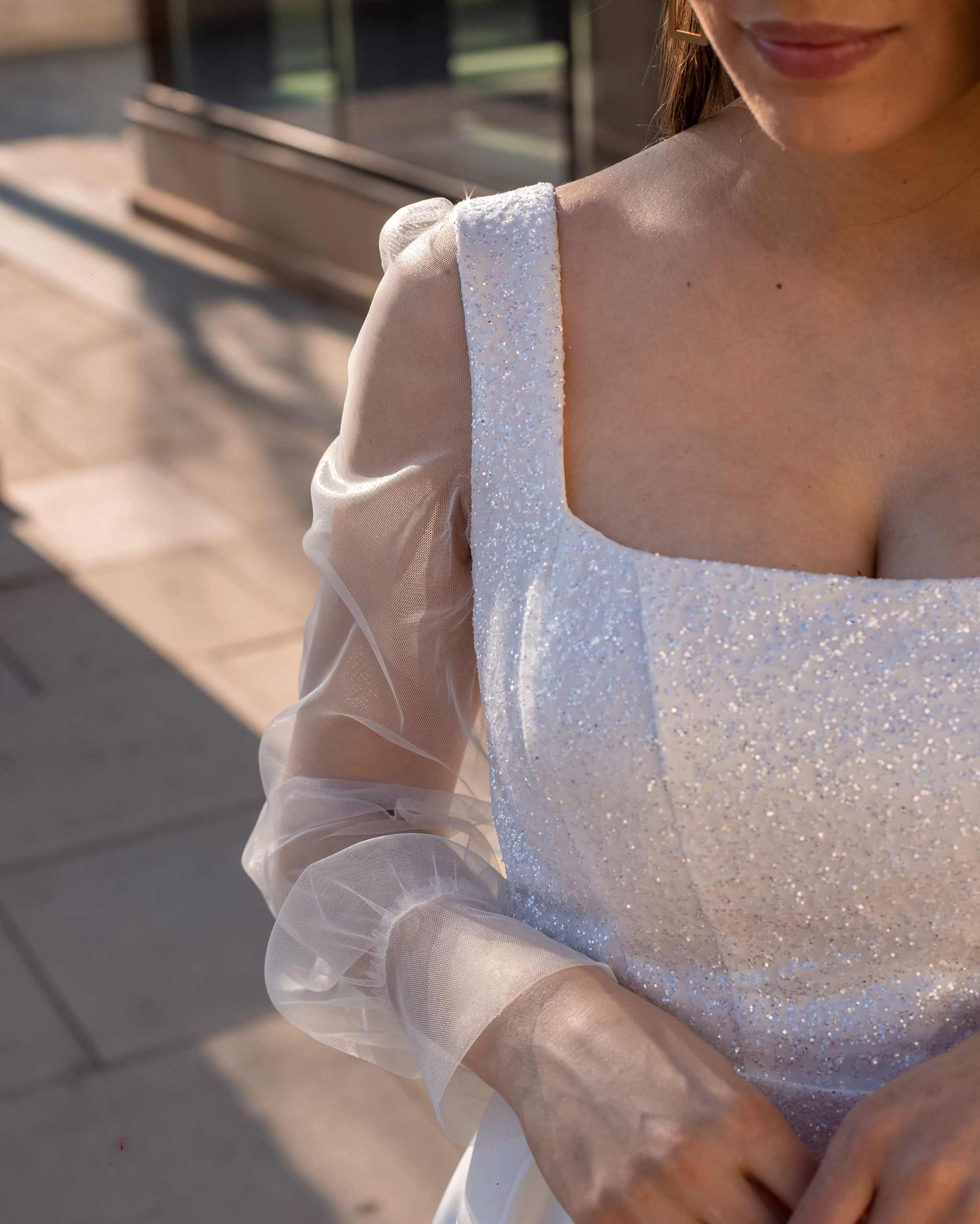 Rochie alba înscriere civilă din satin regal, cu mâneci lungi și sclipici.