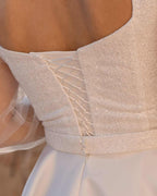 Rochie alba rochie cununie civilă cu șiret ajustabil și textură sclipitoare.