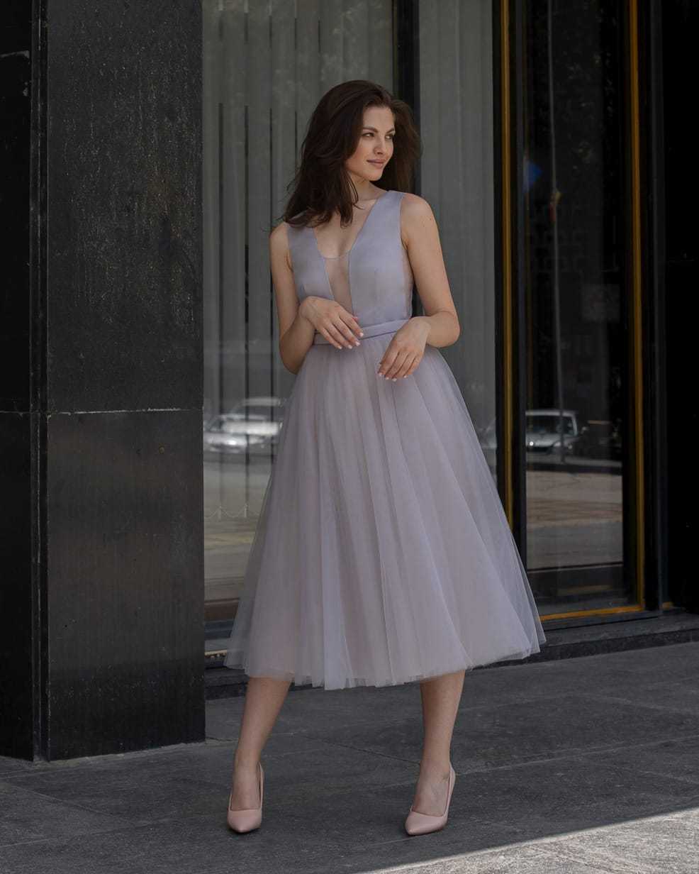 Rochie de ocazie gri, midi, decolteu transparent, șiret reglabil, elegantă.