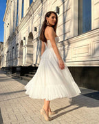 Rochie alba elegantă midi cu corset din dantelă și șiret reglabil.